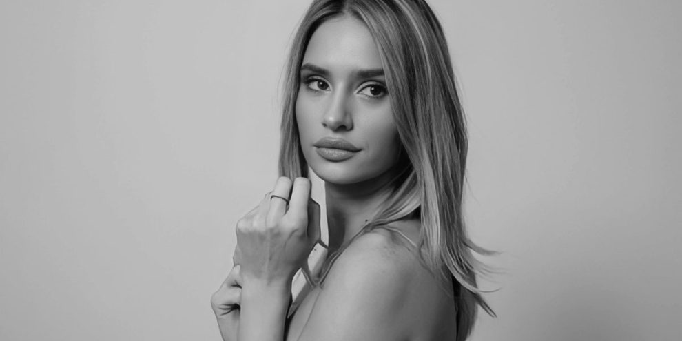 slider-Raskošan-dekolte-ili-diskretna-trojka